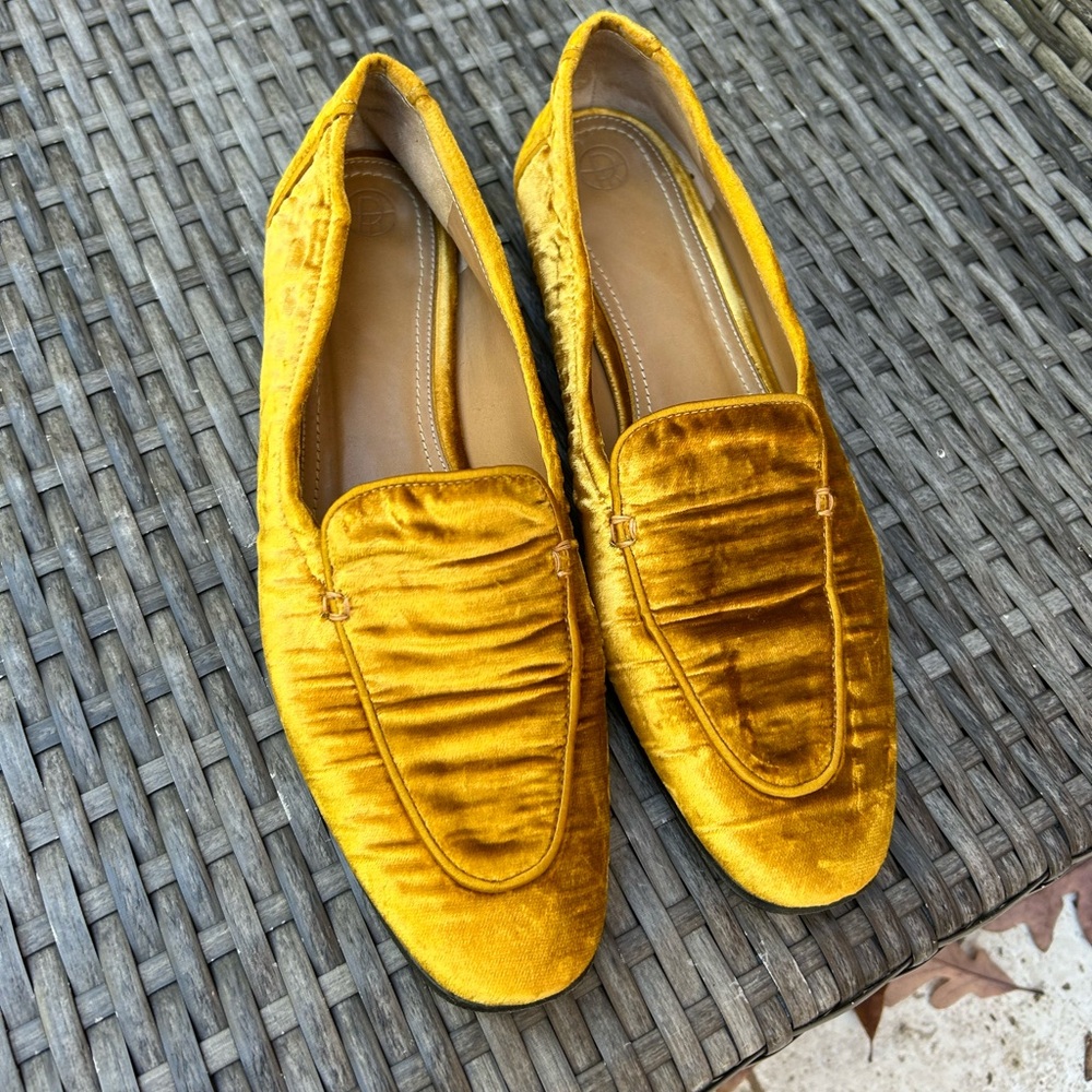 Gorgeous velvet mustard driving shoes …worn once size 38 made in Italy